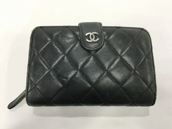 実際に落札したシャネル マトラッセ 財布。革の表面に擦れや小傷が残る中古品